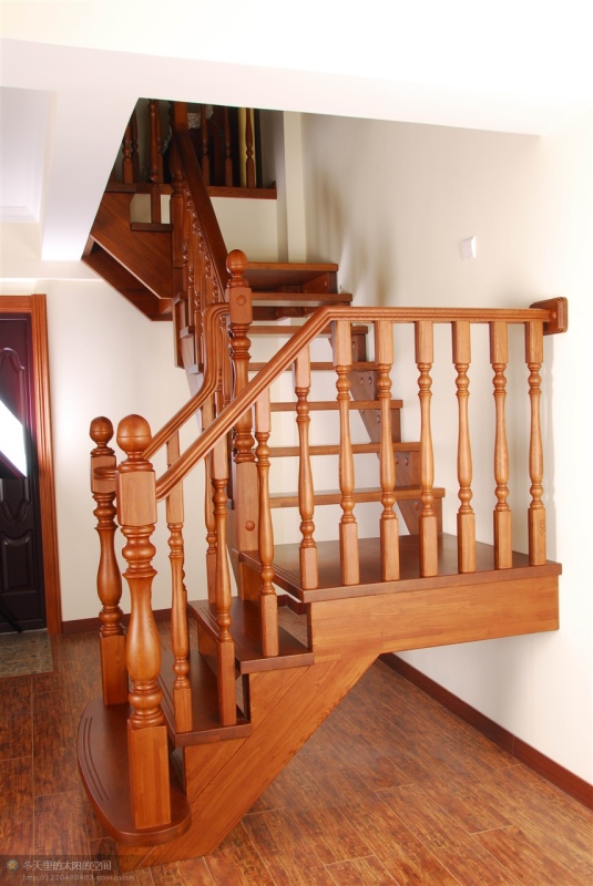 简约实木楼梯